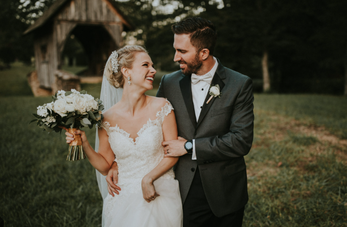 Romantyczna sesja nad morzem o zachodzie słońca